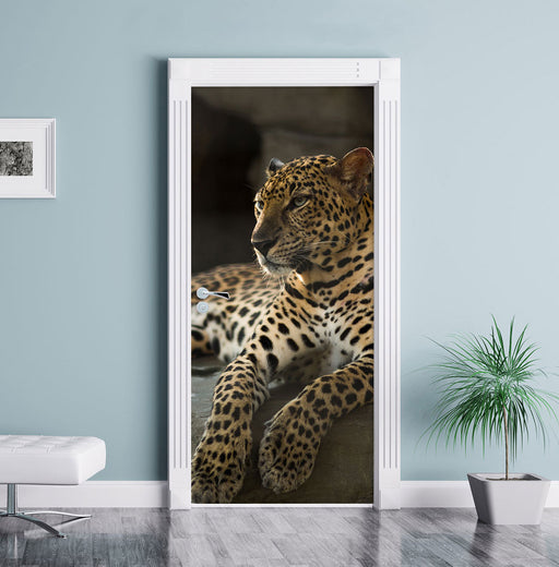 Majestätischer Leopard Türaufkleber im gelben Wohnzimmer