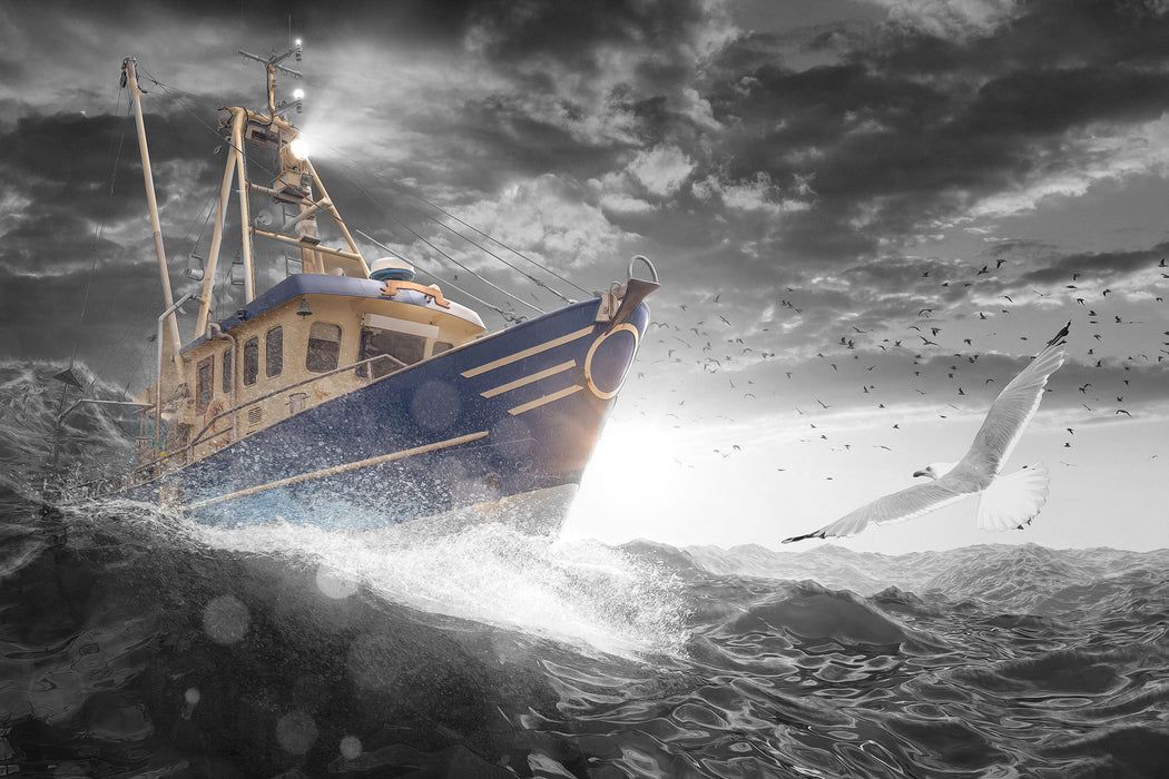 Fischerboot im Sturm auf hoher See B&W Detail, Glasbild