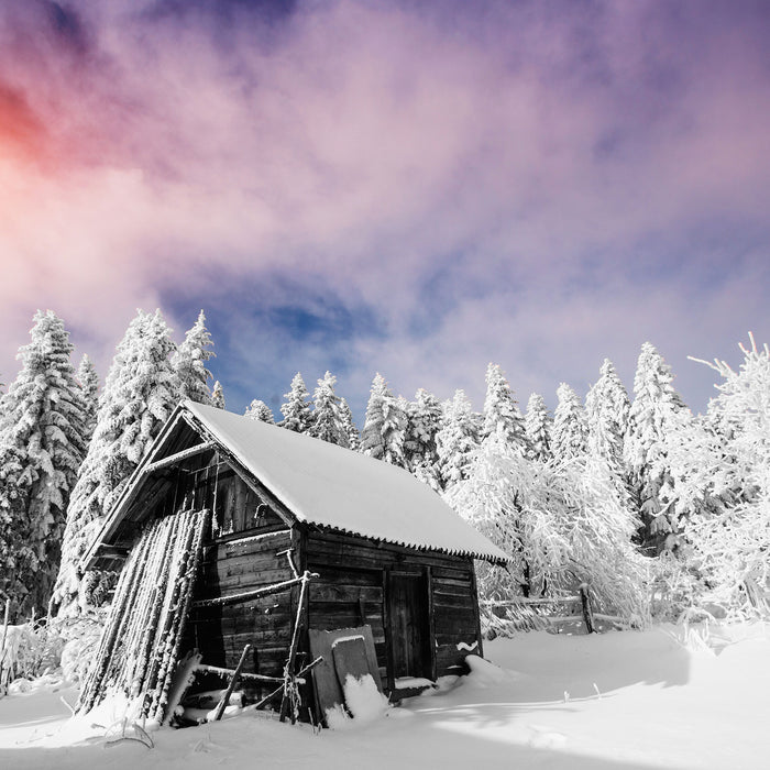 Holzhütte im Schnee, Glasbild Quadratisch
