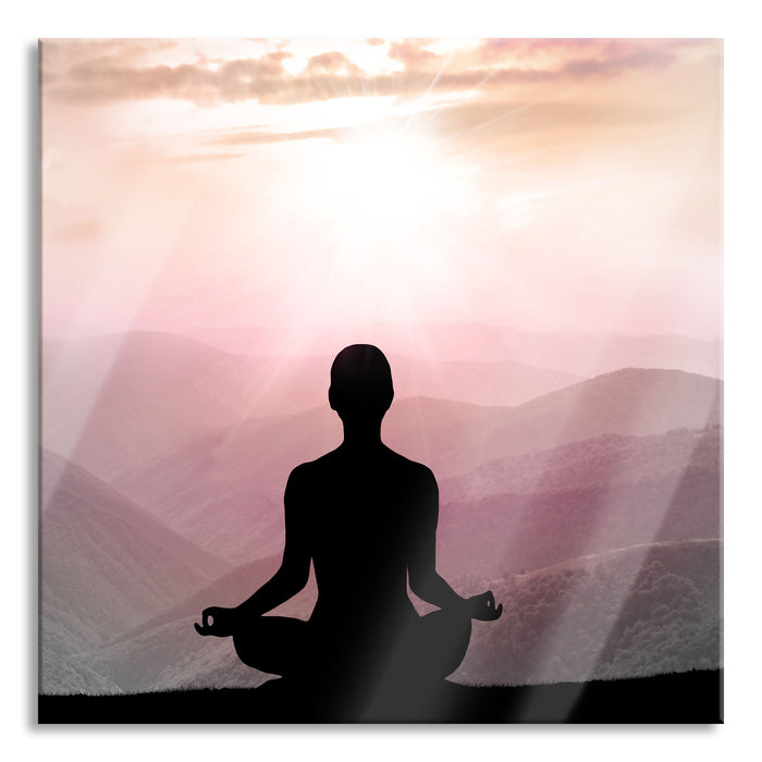 Meditierender Mensch in den Bergen, Glasbild Quadratisch
