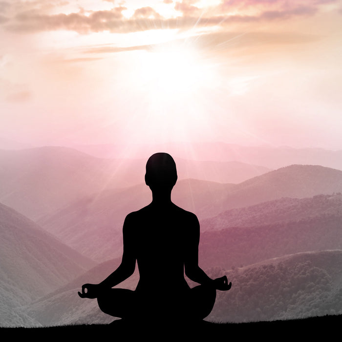 Meditierender Mensch in den Bergen, Glasbild Quadratisch