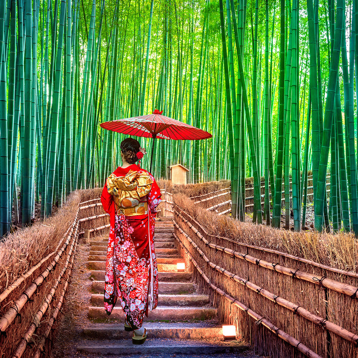 Frau im janapischen Kimono im Bambuswald, Glasbild Quadratisch
