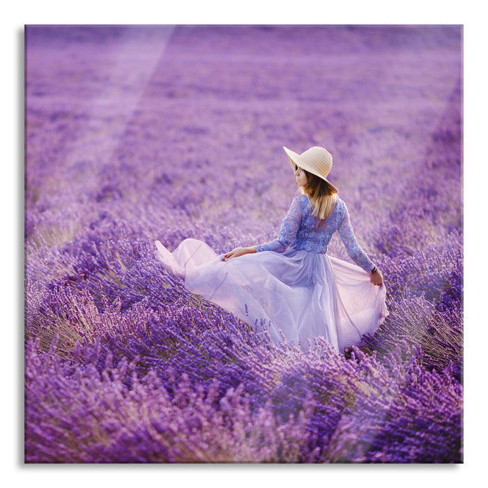 Frau im Kleid läuft durch Lavendelfeld, Glasbild Quadratisch