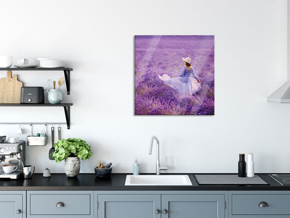 Frau im Kleid läuft durch Lavendelfeld, Glasbild Quadratisch
