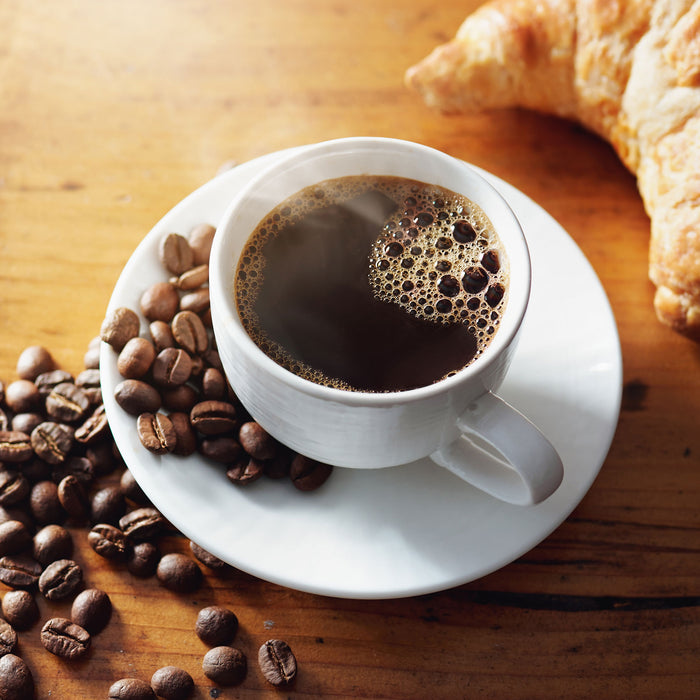Tasse Kaffee mit Bohnen und Croissant, Glasbild Quadratisch