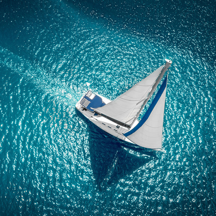 Einsames Segelboot auf dem Meer, Glasbild Quadratisch