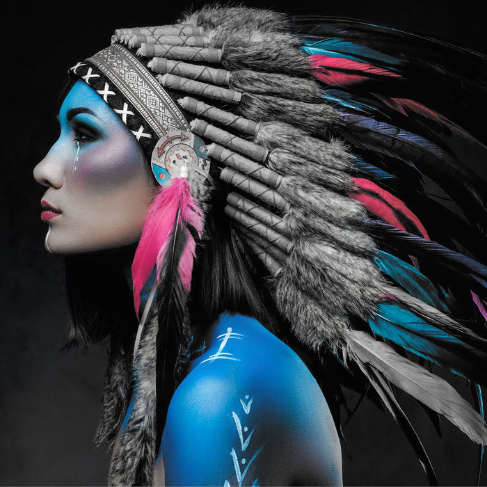 Frau mit buntem indianischen Kopfschmuck B&W Detail, Glasbild Quadratisch