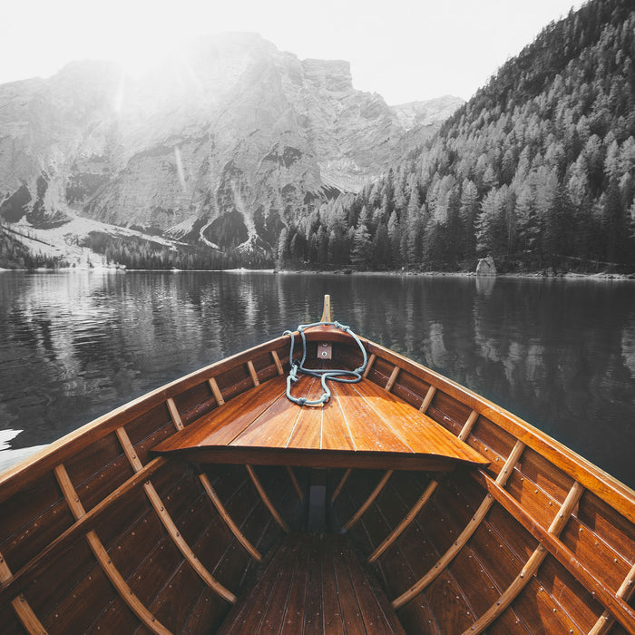 Holzboot auf Alpensee in den Dolomiten B&W Detail, Glasbild Quadratisch