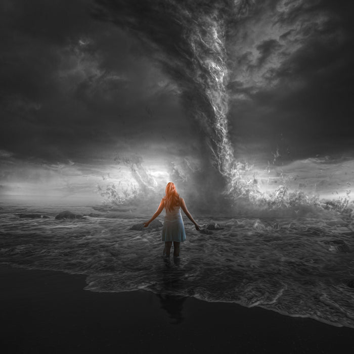 Frau am Strand vor düsterem Tornado B&W Detail, Glasbild Quadratisch