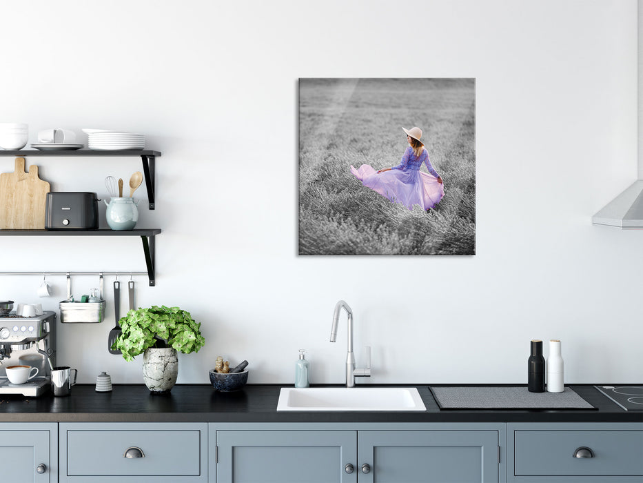 Frau im Kleid läuft durch Lavendelfeld B&W Detail, Glasbild Quadratisch