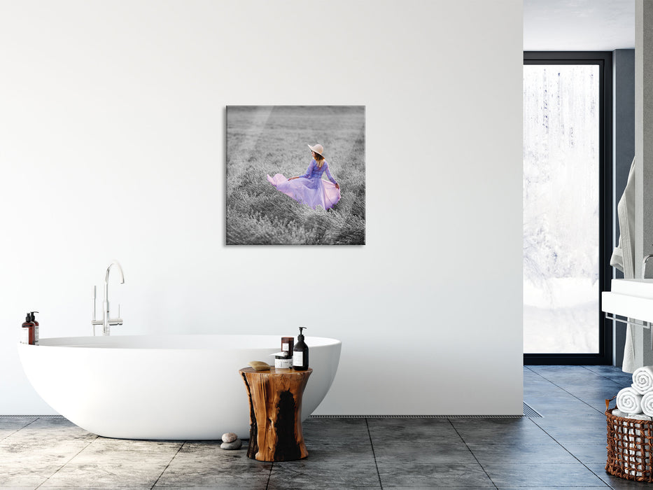 Frau im Kleid läuft durch Lavendelfeld B&W Detail, Glasbild Quadratisch