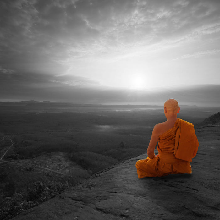 Mönch meditiert auf Felsvorsprung B&W Detail, Glasbild Quadratisch