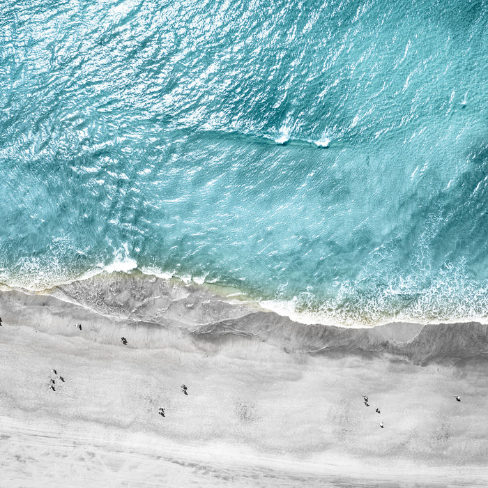 Luftaufnahme von türkisem Meer am Strand B&W Detail, Glasbild Quadratisch