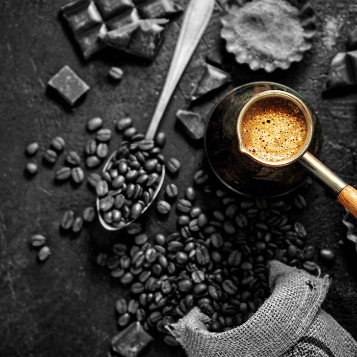 Kaffeebohnen und Schokolade von oben B&W Detail, Glasbild Quadratisch