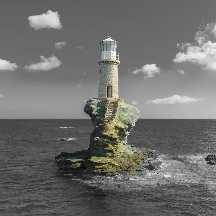 Leuchtturm auf kleiner Insel im Meer B&W Detail, Glasbild Quadratisch