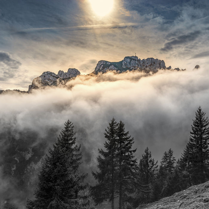 Aufsteigende Wolken in den Dolomiten B&W Detail, Glasbild Quadratisch