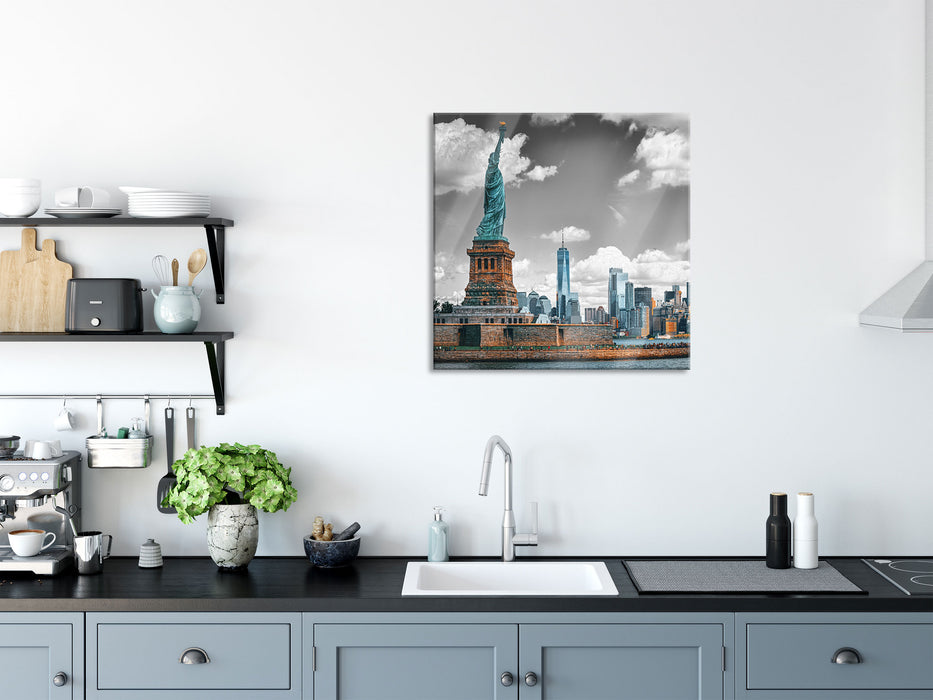 Freiheitsstatue mit New Yorker Skyline B&W Detail, Glasbild Quadratisch