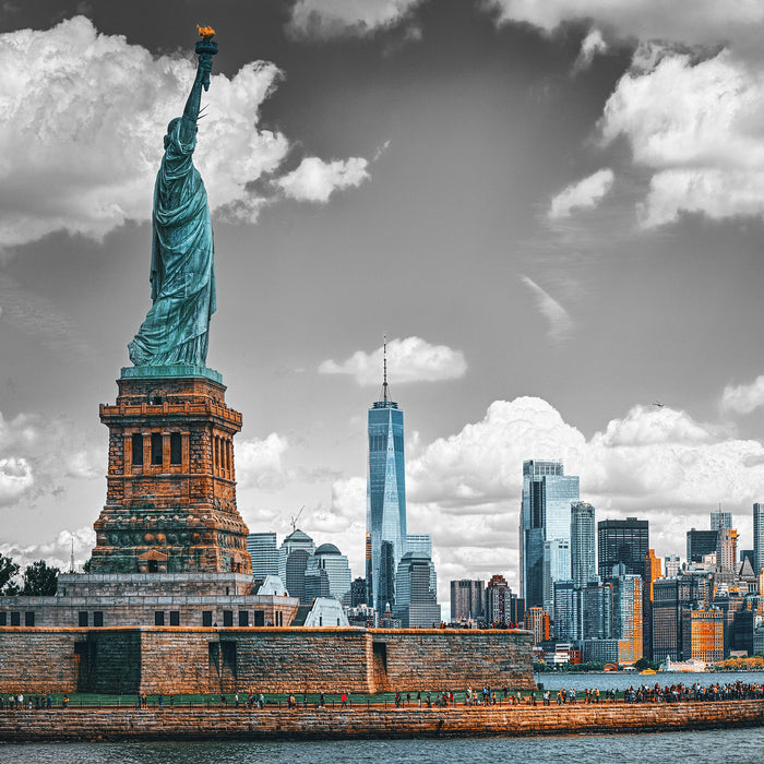 Freiheitsstatue mit New Yorker Skyline B&W Detail, Glasbild Quadratisch