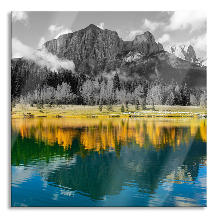 Kanadischer Herbstwald und Berge am See B&W Detail, Glasbild Quadratisch
