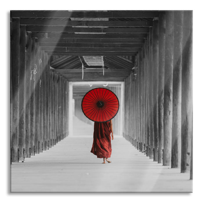 Mönch mit rotem Schirm im Tempelgang B&W Detail, Glasbild Quadratisch