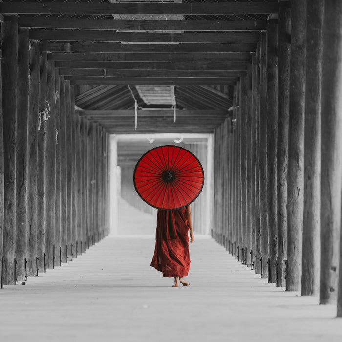 Mönch mit rotem Schirm im Tempelgang B&W Detail, Glasbild Quadratisch