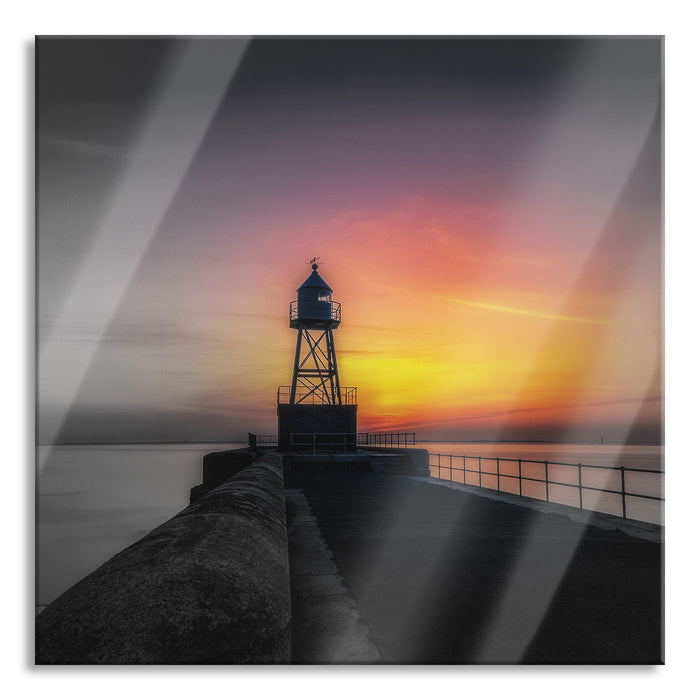 Leuchtturm am Steg bei Sonnenuntergang B&W Detail, Glasbild Quadratisch