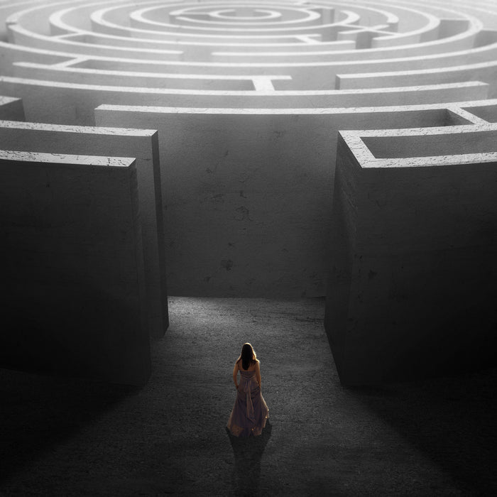 Frau vor großem Labyrinth B&W Detail, Glasbild Quadratisch