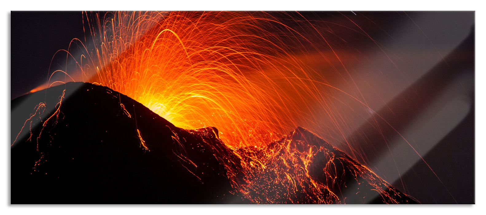 Bedrohlicher Vulkanausbruch, Glasbild Panorama