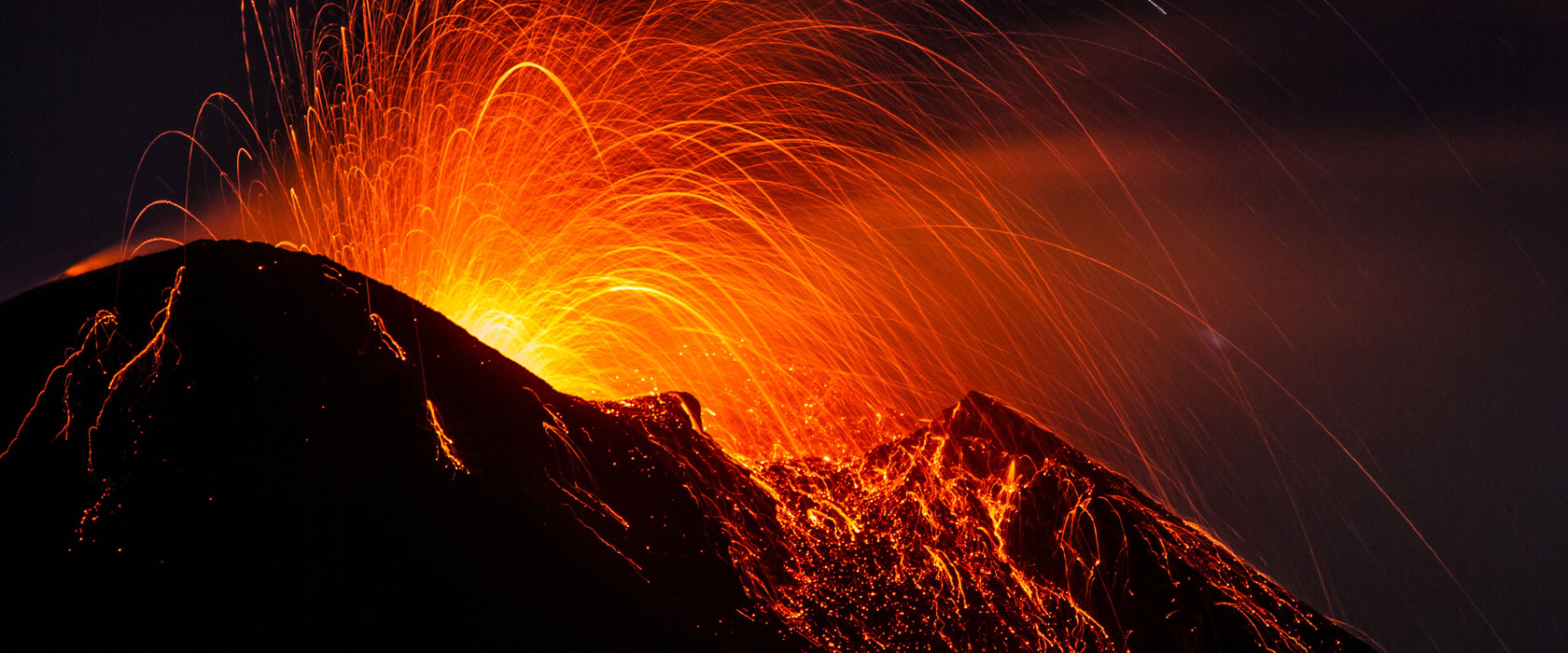 Bedrohlicher Vulkanausbruch, Glasbild Panorama
