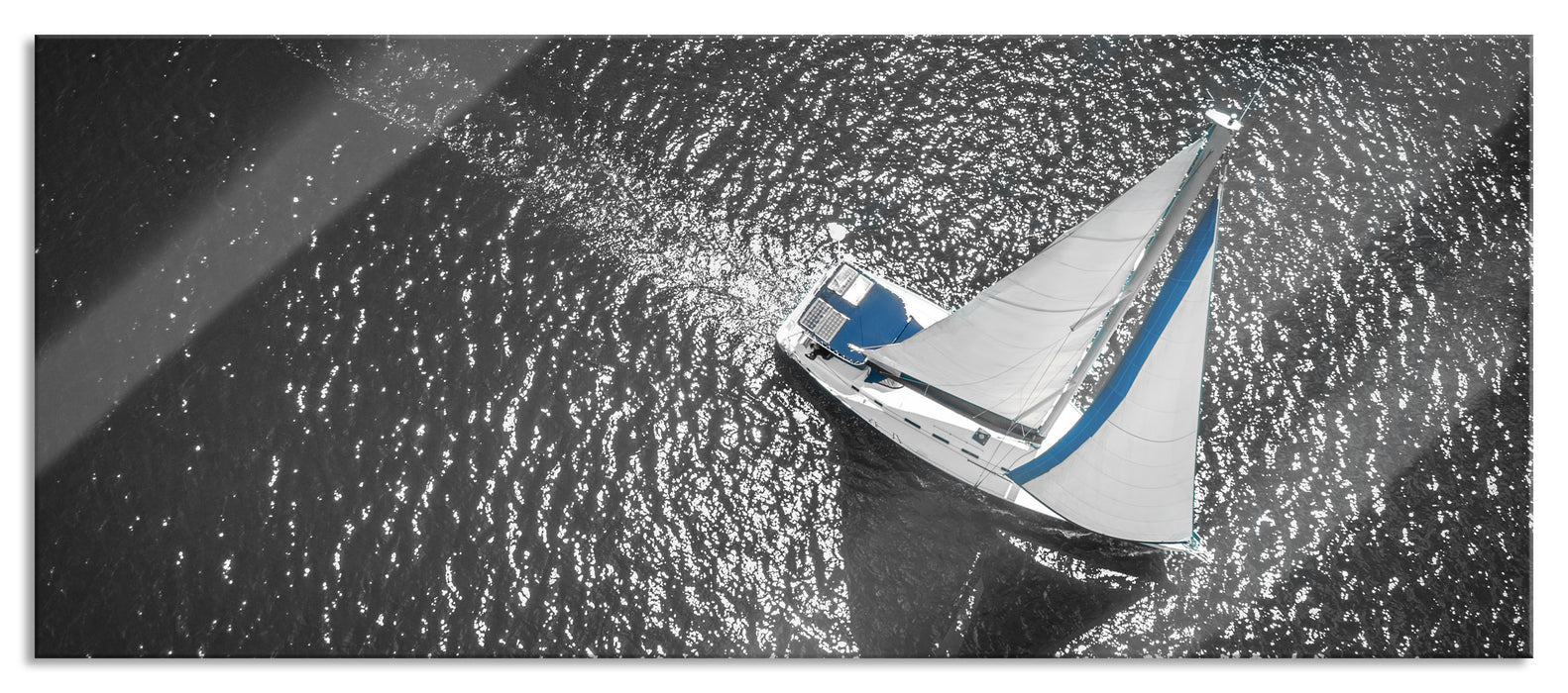 Einsames Segelboot auf dem Meer B&W Detail, Glasbild Panorama