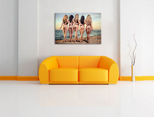 Fünf sexy Frauen am Strand Leinwandbild über Sofa