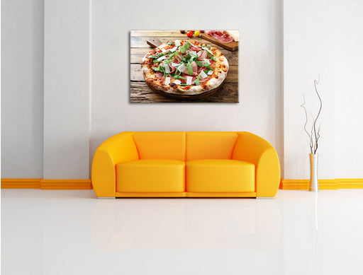 Prosciutto Pizza auf Holztisch Leinwandbild über Sofa