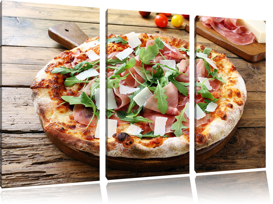 Prosciutto Pizza auf Holztisch Leinwandbild 3 Teilig