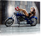 Sexy Model auf blauem Motorrad Leinwandbild