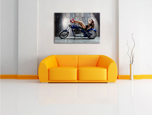 Sexy Model auf blauem Motorrad Leinwandbild über Sofa