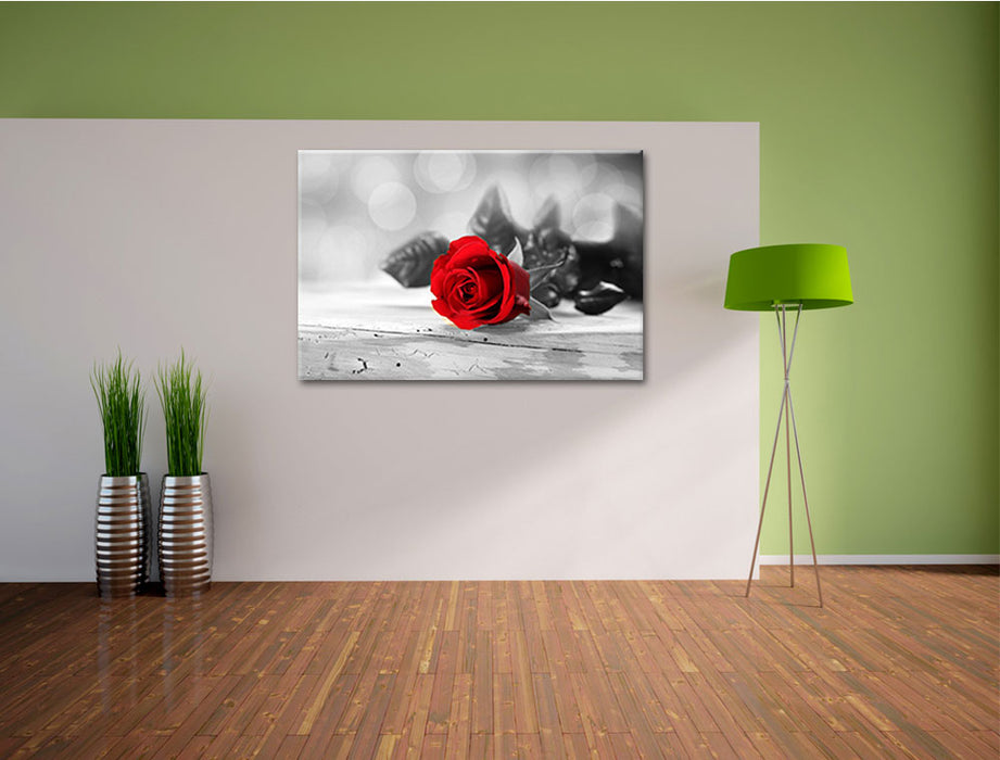 Rote Rose auf Holztisch Leinwandbild im Flur