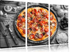 Pizza auf Pizzablech Leinwandbild 3 Teilig