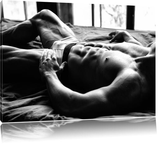 Muskulöser Mann im Bett Kunst B&W Leinwandbild