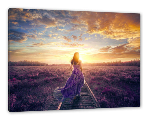 Frau auf Schienen bei Sonnenuntergang Leinwanbild Rechteckig