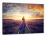 Frau auf Schienen bei Sonnenuntergang Leinwanbild Rechteckig