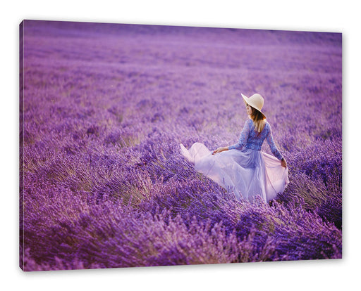 Frau im Kleid läuft durch Lavendelfeld Leinwanbild Rechteckig