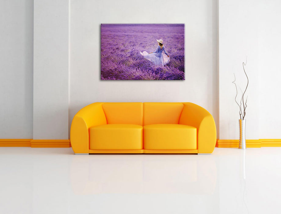 Frau im Kleid läuft durch Lavendelfeld Leinwanbild Wohnzimmer Rechteckig