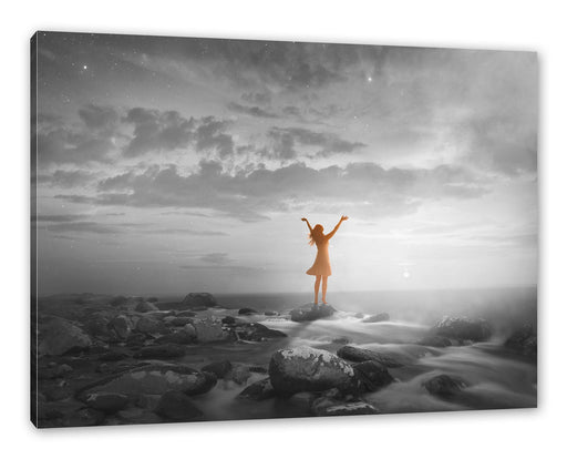Frau begrüßt den Sonnenaufgang am Meer B&W Detail Leinwanbild Rechteckig