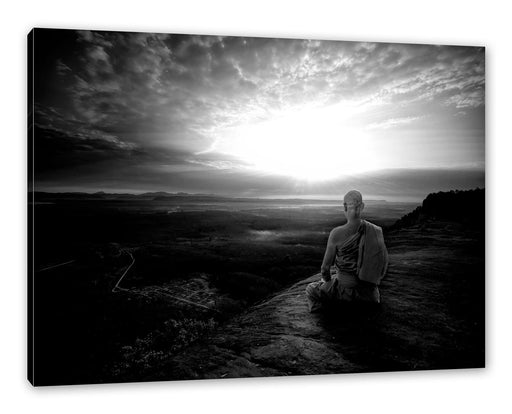 Mönch meditiert auf Felsvorsprung, Monochrome Leinwanbild Rechteckig