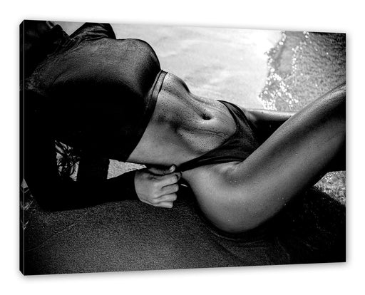 Frau in schwarzem Bikini liegt am Strand, Monochrome Leinwanbild Rechteckig