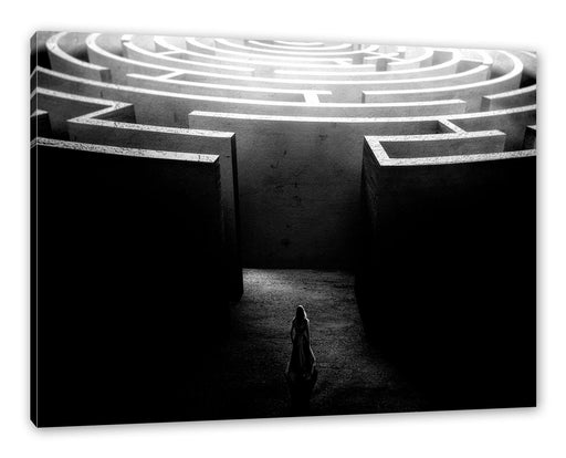 Frau vor großem Labyrinth, Monochrome Leinwanbild Rechteckig