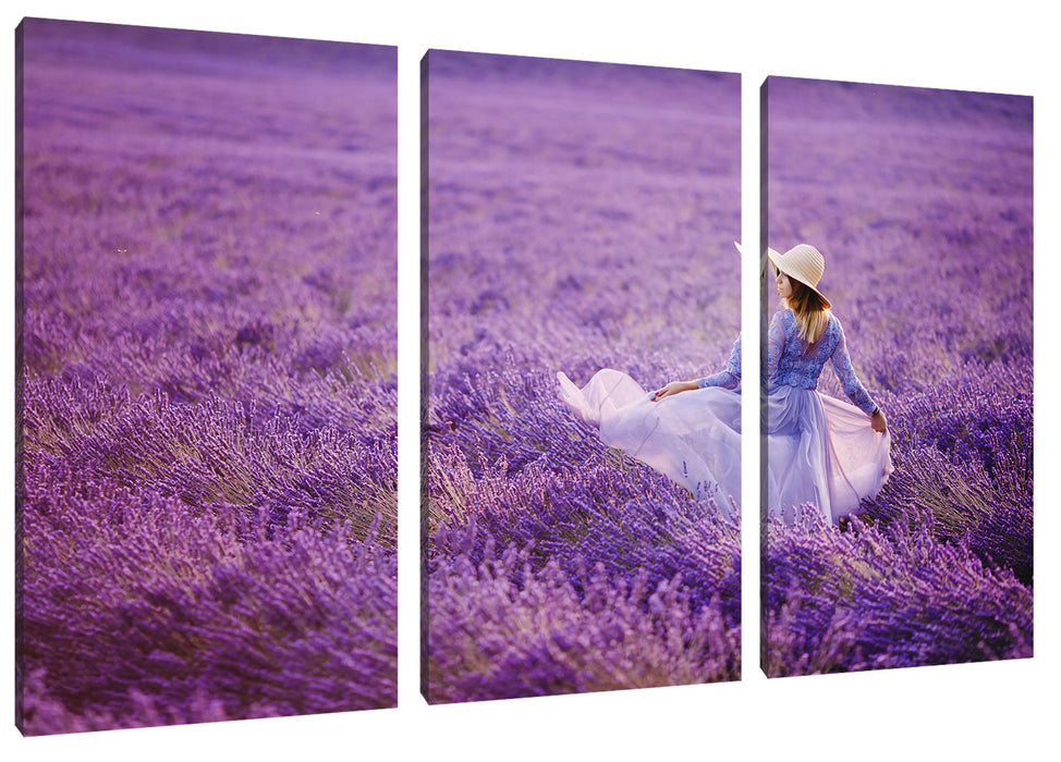 Frau im Kleid läuft durch Lavendelfeld Leinwanbild 3Teilig