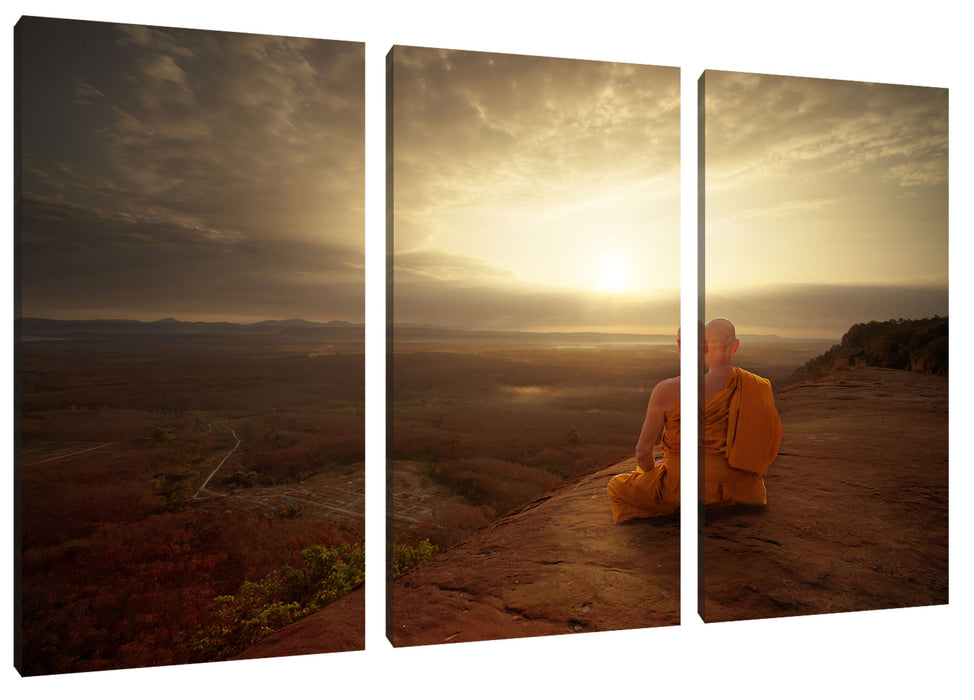 Mönch meditiert auf Felsvorsprung Leinwanbild 3Teilig