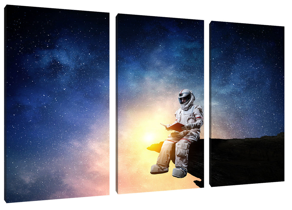 Lesender Astronaut auf Vorsprung vor Galaxie Leinwanbild 3Teilig