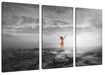 Frau begrüßt den Sonnenaufgang am Meer B&W Detail Leinwanbild 3Teilig